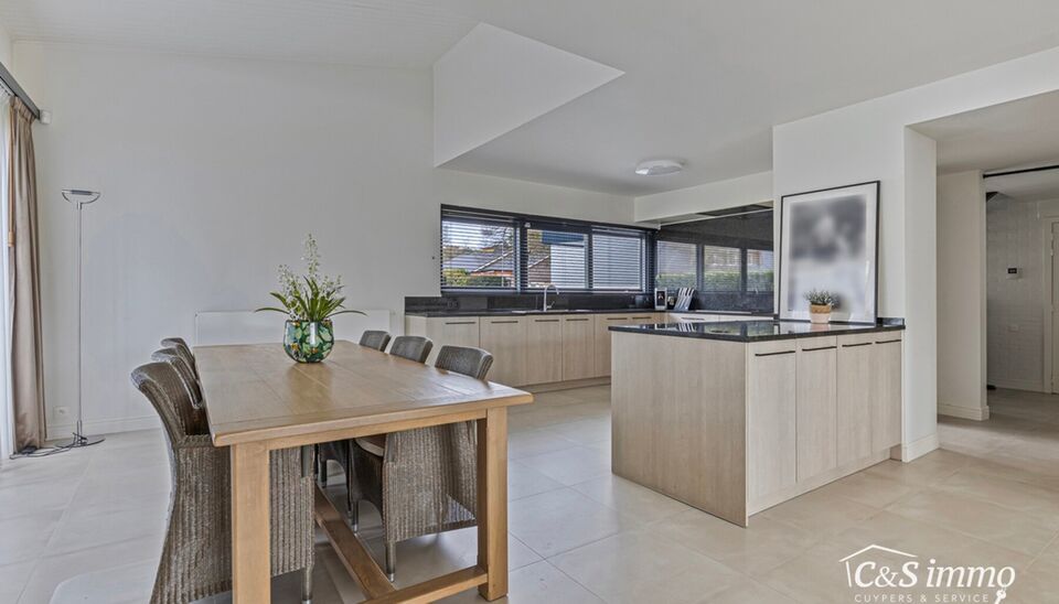 OPENDEURDAG OP AFSPRAAK ZA 11/10 TUSSEN 10U EN 12U
In een rustige, residentiële wijk op een prachtig zuidoostgericht perceel van maar liefst 1.033 m², vinden we deze stijlvolle en lichtrijke villa met een bewoonbare oppervlakte van 275m². De woning wer