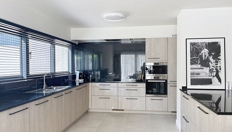 OPENDEURDAG OP AFSPRAAK ZA 11/10 TUSSEN 10U EN 12U
In een rustige, residentiële wijk op een prachtig zuidoostgericht perceel van maar liefst 1.033 m², vinden we deze stijlvolle en lichtrijke villa met een bewoonbare oppervlakte van 275m². De woning wer