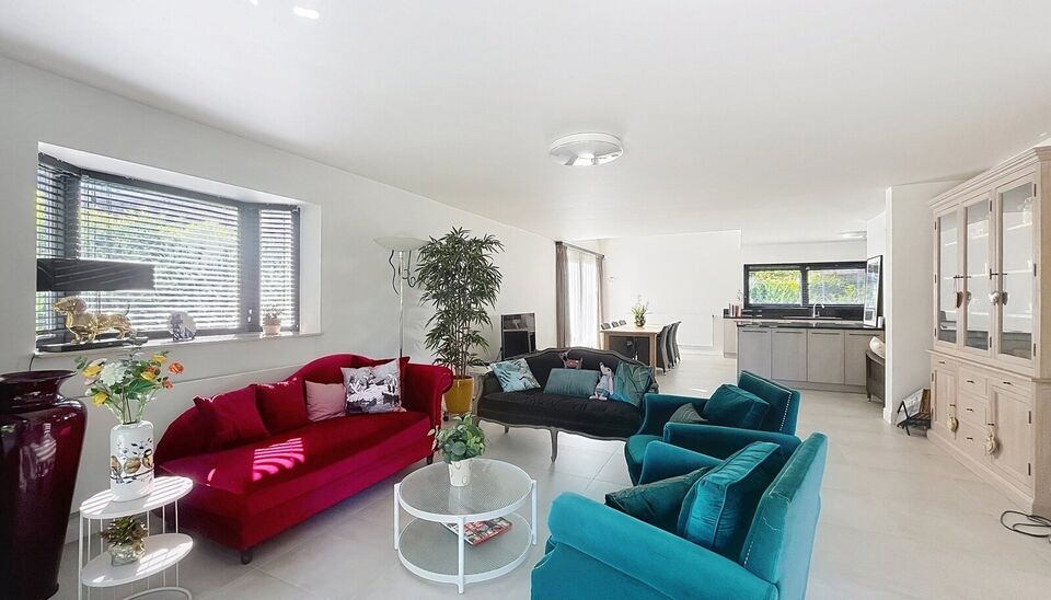 OPENDEURDAG OP AFSPRAAK ZA 11/10 TUSSEN 10U EN 12U
In een rustige, residentiële wijk op een prachtig zuidoostgericht perceel van maar liefst 1.033 m², vinden we deze stijlvolle en lichtrijke villa met een bewoonbare oppervlakte van 275m². De woning wer