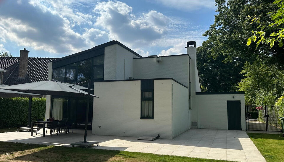 OPENDEURDAG OP AFSPRAAK ZA 11/10 TUSSEN 10U EN 12U
In een rustige, residentiële wijk op een prachtig zuidoostgericht perceel van maar liefst 1.033 m², vinden we deze stijlvolle en lichtrijke villa met een bewoonbare oppervlakte van 275m². De woning wer