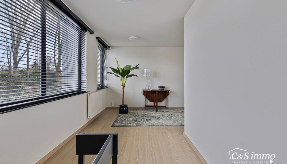 OPENDEURDAG OP AFSPRAAK ZA 11/10 TUSSEN 10U EN 12U
In een rustige, residentiële wijk op een prachtig zuidoostgericht perceel van maar liefst 1.033 m², vinden we deze stijlvolle en lichtrijke villa met een bewoonbare oppervlakte van 275m². De woning wer