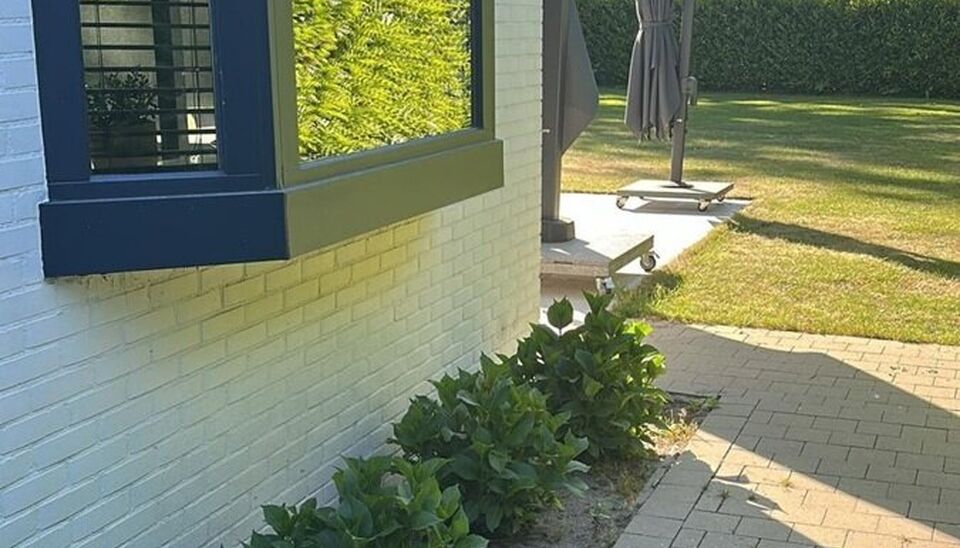 OPENDEURDAG OP AFSPRAAK ZA 11/10 TUSSEN 10U EN 12U
In een rustige, residentiële wijk op een prachtig zuidoostgericht perceel van maar liefst 1.033 m², vinden we deze stijlvolle en lichtrijke villa met een bewoonbare oppervlakte van 275m². De woning wer