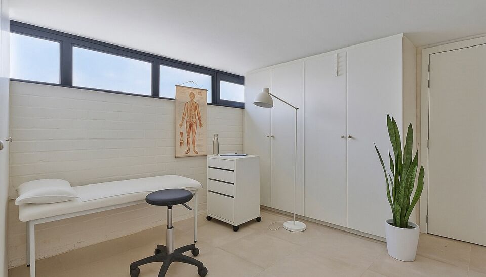 OPENDEURDAG OP AFSPRAAK ZA 11/10 TUSSEN 10U EN 12U
In een rustige, residentiële wijk op een prachtig zuidoostgericht perceel van maar liefst 1.033 m², vinden we deze stijlvolle en lichtrijke villa met een bewoonbare oppervlakte van 275m². De woning wer