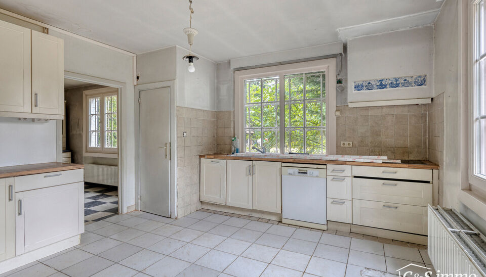 Deze karaktervolle villa met een bewoonbare oppervlakte van maar liefst 300 m² is gelegen op een uitzonderlijk perceel van 2600 m², vlak aan het park van Brasschaat, Elshout en op wandelafstand van het gezellige centrum. Doordat de woning achteraan op h