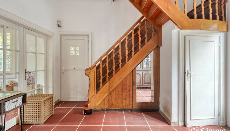 Deze karaktervolle villa met een bewoonbare oppervlakte van maar liefst 300 m² is gelegen op een uitzonderlijk perceel van 2600 m², vlak aan het park van Brasschaat, Elshout en op wandelafstand van het gezellige centrum. Doordat de woning achteraan op h