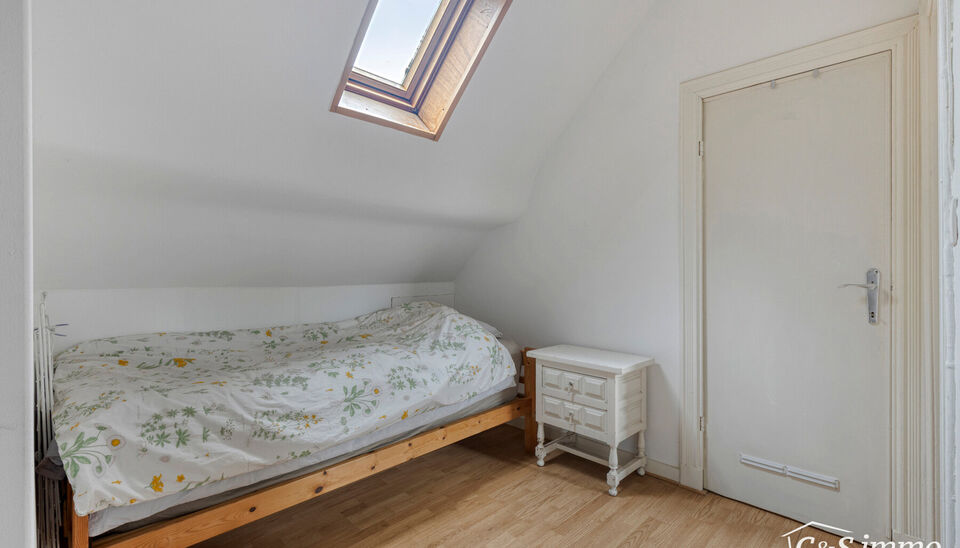 Deze karaktervolle villa met een bewoonbare oppervlakte van maar liefst 300 m² is gelegen op een uitzonderlijk perceel van 2600 m², vlak aan het park van Brasschaat, Elshout en op wandelafstand van het gezellige centrum. Doordat de woning achteraan op h