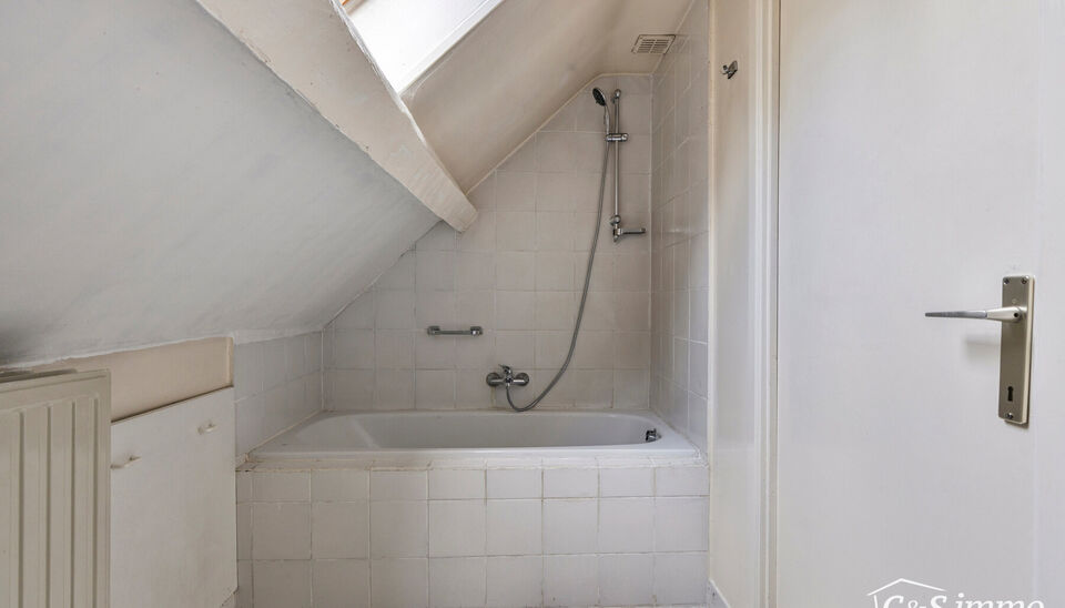 Deze karaktervolle villa met een bewoonbare oppervlakte van maar liefst 300 m² is gelegen op een uitzonderlijk perceel van 2600 m², vlak aan het park van Brasschaat, Elshout en op wandelafstand van het gezellige centrum. Doordat de woning achteraan op h