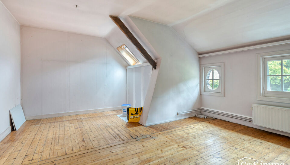 Deze karaktervolle villa met een bewoonbare oppervlakte van maar liefst 300 m² is gelegen op een uitzonderlijk perceel van 2600 m², vlak aan het park van Brasschaat, Elshout en op wandelafstand van het gezellige centrum. Doordat de woning achteraan op h
