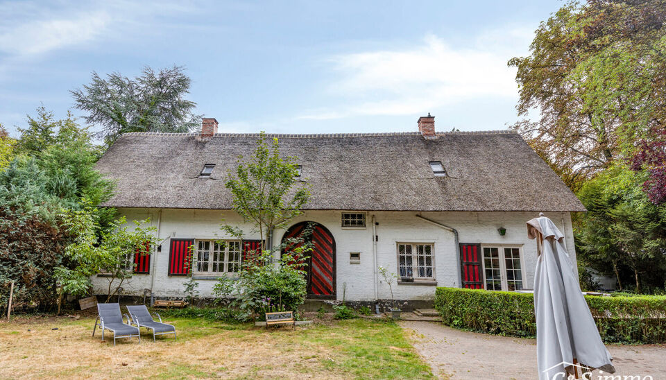 Deze karaktervolle villa met een bewoonbare oppervlakte van maar liefst 300 m² is gelegen op een uitzonderlijk perceel van 2600 m², vlak aan het park van Brasschaat, Elshout en op wandelafstand van het gezellige centrum. Doordat de woning achteraan op h