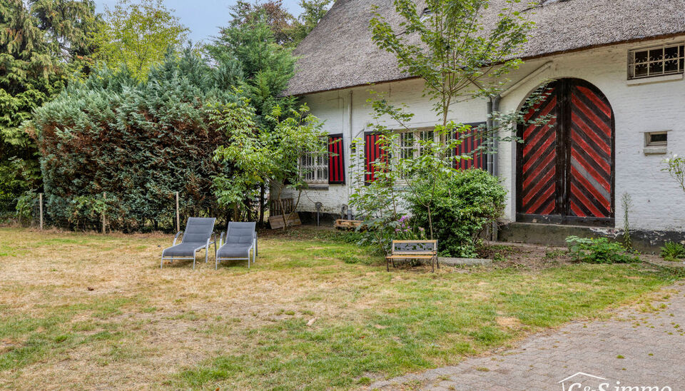Deze karaktervolle villa met een bewoonbare oppervlakte van maar liefst 300 m² is gelegen op een uitzonderlijk perceel van 2600 m², vlak aan het park van Brasschaat, Elshout en op wandelafstand van het gezellige centrum. Doordat de woning achteraan op h