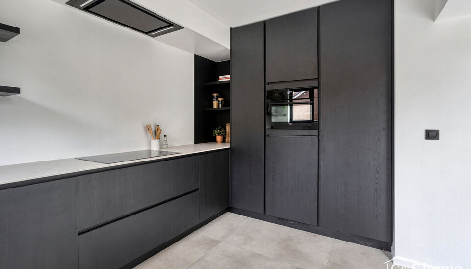 Een lichtrijke karaktervolle open bebouwing met zonnige tuin op 560m². De woning is gerenoveerd in 2025 en gelegen op de grens met Vriesdonk op wandelafstand van het centrum.
De lichtrijke inkomhal verwelkomt u en zet meteen de toon voor het warme interi