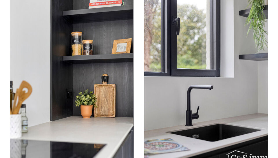 Een lichtrijke karaktervolle open bebouwing met zonnige tuin op 560m². De woning is gerenoveerd in 2025 en gelegen op de grens met Vriesdonk op wandelafstand van het centrum.
De lichtrijke inkomhal verwelkomt u en zet meteen de toon voor het warme interi