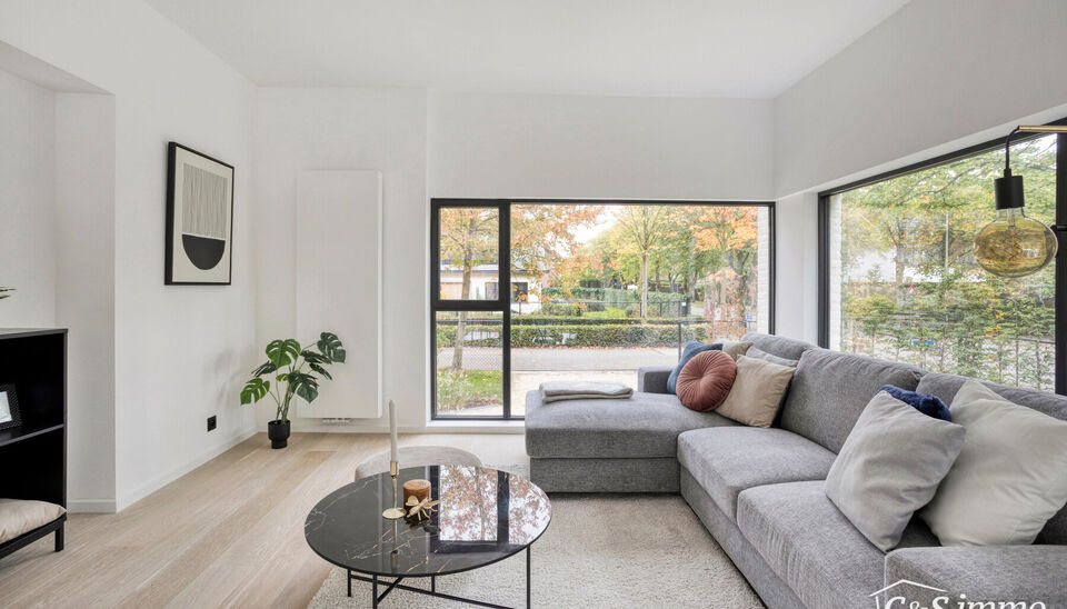 Een lichtrijke karaktervolle open bebouwing met zonnige tuin op 560m². De woning is gerenoveerd in 2025 en gelegen op de grens met Vriesdonk op wandelafstand van het centrum.
De lichtrijke inkomhal verwelkomt u en zet meteen de toon voor het warme interi