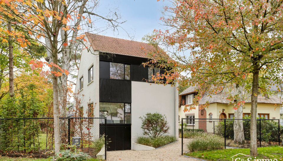 Een lichtrijke karaktervolle open bebouwing met zonnige tuin op 560m². De woning is gerenoveerd in 2025 en gelegen op de grens met Vriesdonk op wandelafstand van het centrum.
De lichtrijke inkomhal verwelkomt u en zet meteen de toon voor het warme interi