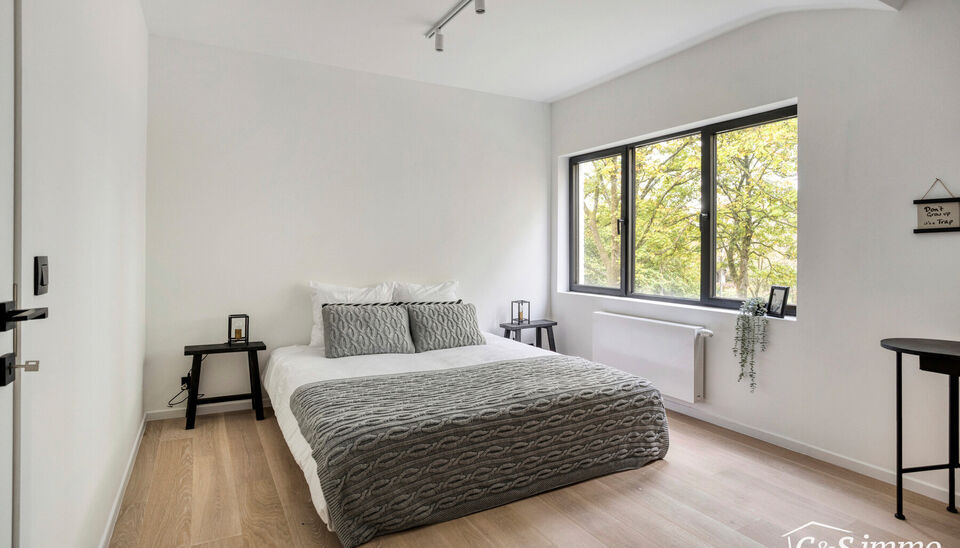 Een lichtrijke karaktervolle open bebouwing met zonnige tuin op 560m². De woning is gerenoveerd in 2025 en gelegen op de grens met Vriesdonk op wandelafstand van het centrum.
De lichtrijke inkomhal verwelkomt u en zet meteen de toon voor het warme interi