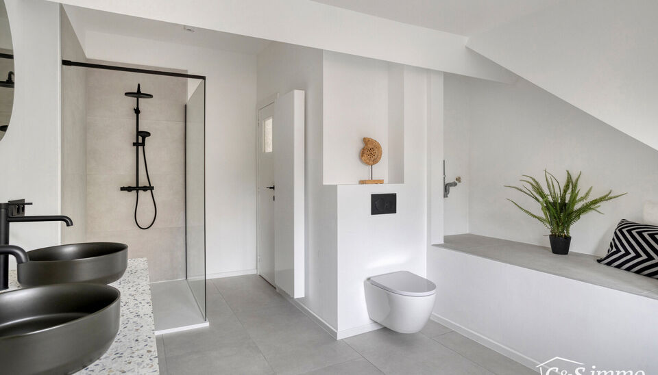 Een lichtrijke karaktervolle open bebouwing met zonnige tuin op 560m². De woning is gerenoveerd in 2025 en gelegen op de grens met Vriesdonk op wandelafstand van het centrum.
De lichtrijke inkomhal verwelkomt u en zet meteen de toon voor het warme interi