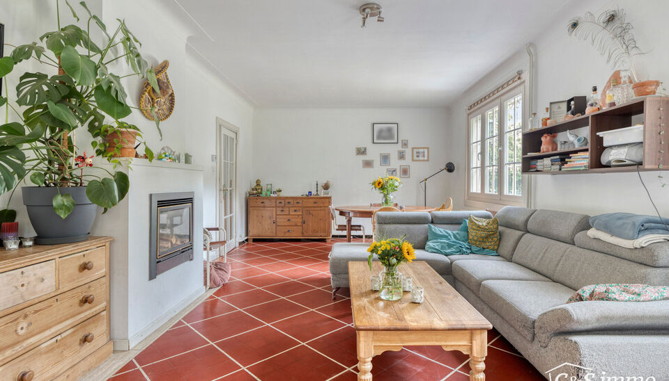 OPENDEURDAG ZATERDAG 10 JANUARI VAN 10U TOT 12U
Deze karaktervolle villa met een bewoonbare oppervlakte van maar liefst 300 m&sup2; is gelegen op een uitzonderlijk perceel van 2600 m&sup2;, vlak aan het park van Brasschaat, Elshout en op wandelafstand van het gez