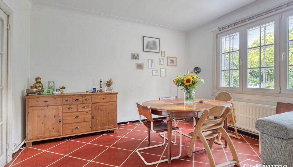 OPENDEURDAG ZATERDAG 10 JANUARI VAN 10U TOT 12U
Deze karaktervolle villa met een bewoonbare oppervlakte van maar liefst 300 m&sup2; is gelegen op een uitzonderlijk perceel van 2600 m&sup2;, vlak aan het park van Brasschaat, Elshout en op wandelafstand van het gez