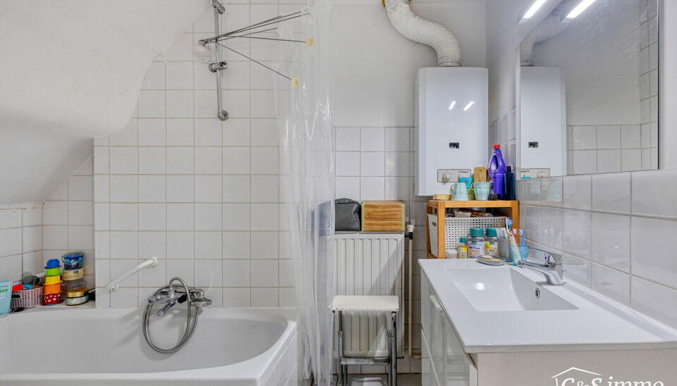 OPENDEURDAG ZATERDAG 10 JANUARI VAN 10U TOT 12U
Deze karaktervolle villa met een bewoonbare oppervlakte van maar liefst 300 m&sup2; is gelegen op een uitzonderlijk perceel van 2600 m&sup2;, vlak aan het park van Brasschaat, Elshout en op wandelafstand van het gez