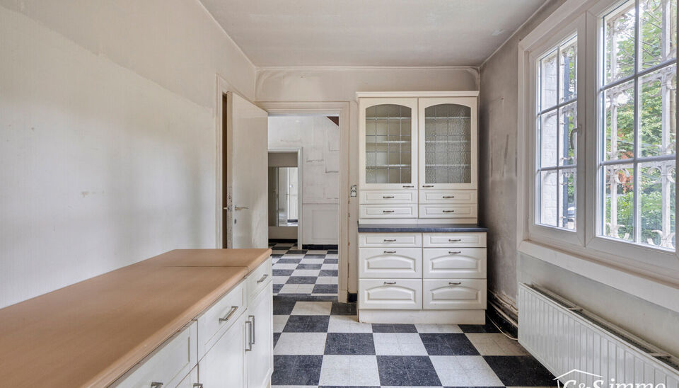 OPENDEURDAG ZATERDAG 10 JANUARI VAN 10U TOT 12U
Deze karaktervolle villa met een bewoonbare oppervlakte van maar liefst 300 m&sup2; is gelegen op een uitzonderlijk perceel van 2600 m&sup2;, vlak aan het park van Brasschaat, Elshout en op wandelafstand van het gez