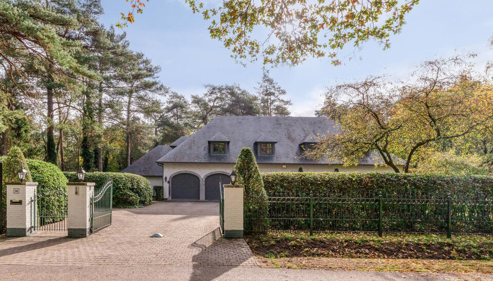 Stijlvolle en energiezuinige villa op 4.100 m² grond in een groene omgeving op wandelafstand van de Uitlegger.
In een rustige, residentiële straat, omgeven door groen en rust, bevindt zich deze ruime en goed onderhouden villa op een prachtig ZO-perceel