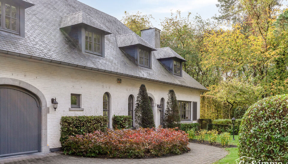 Stijlvolle en energiezuinige villa op 4.100 m² grond in een groene omgeving op wandelafstand van de Uitlegger.
In een rustige, residentiële straat, omgeven door groen en rust, bevindt zich deze ruime en goed onderhouden villa op een prachtig ZO-perceel