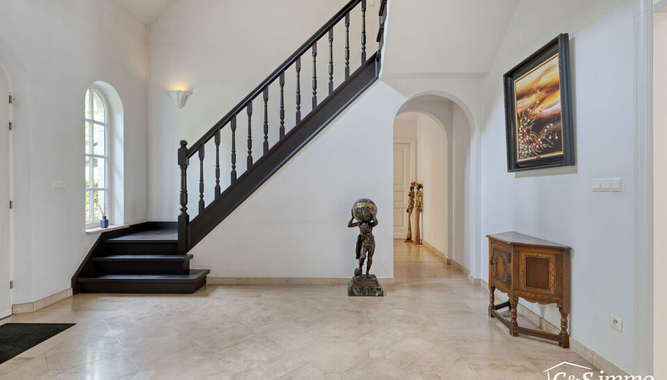 Stijlvolle en energiezuinige villa op 4.100 m² grond in een groene omgeving op wandelafstand van de Uitlegger.
In een rustige, residentiële straat, omgeven door groen en rust, bevindt zich deze ruime en goed onderhouden villa op een prachtig ZO-perceel