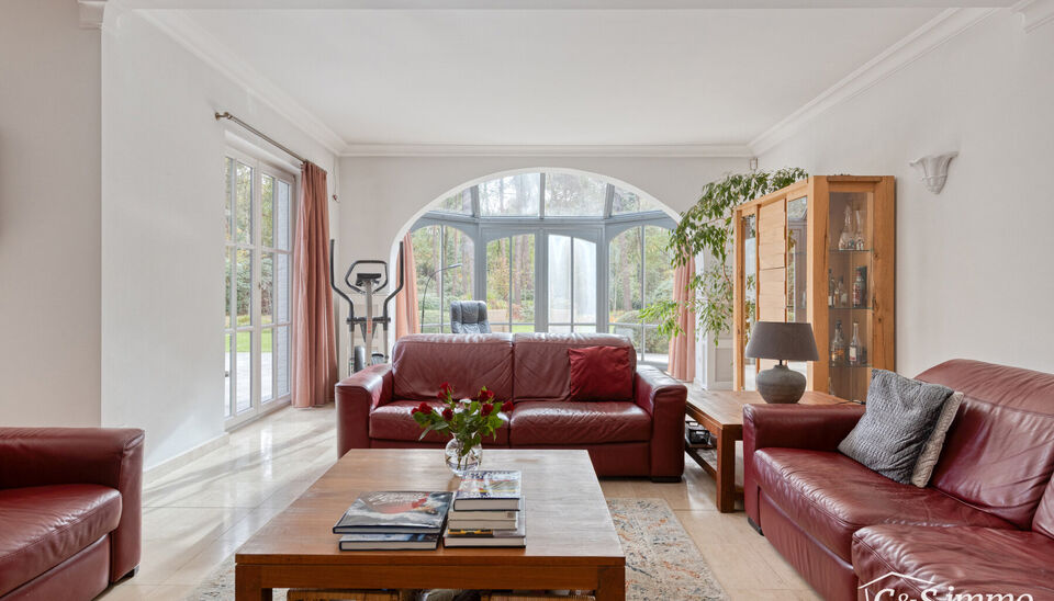 Stijlvolle en energiezuinige villa op 4.100 m² grond in een groene omgeving op wandelafstand van de Uitlegger.
In een rustige, residentiële straat, omgeven door groen en rust, bevindt zich deze ruime en goed onderhouden villa op een prachtig ZO-perceel