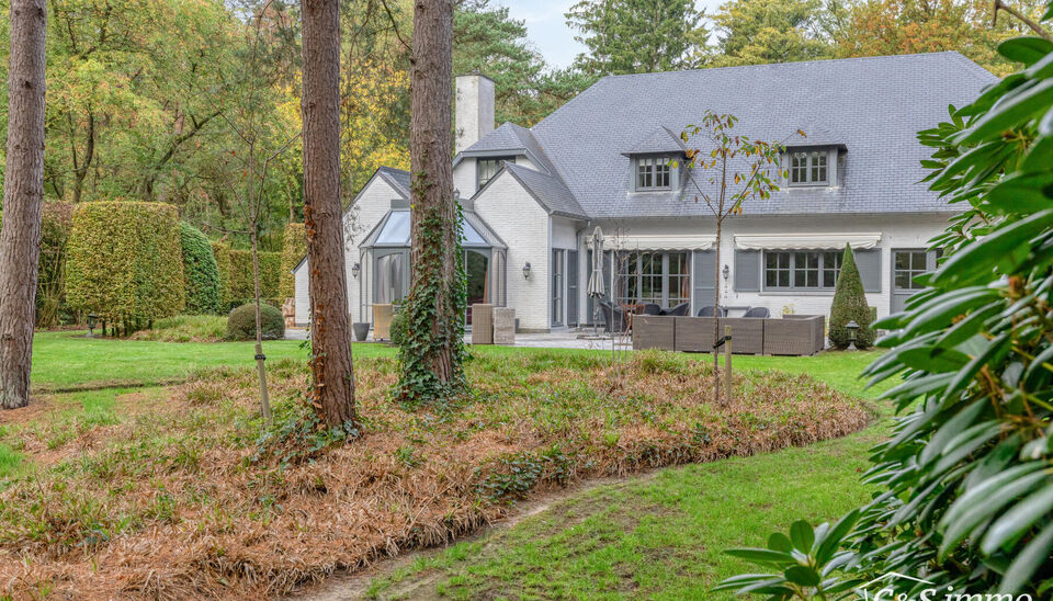 Stijlvolle en energiezuinige villa op 4.100 m² grond in een groene omgeving op wandelafstand van de Uitlegger.
In een rustige, residentiële straat, omgeven door groen en rust, bevindt zich deze ruime en goed onderhouden villa op een prachtig ZO-perceel