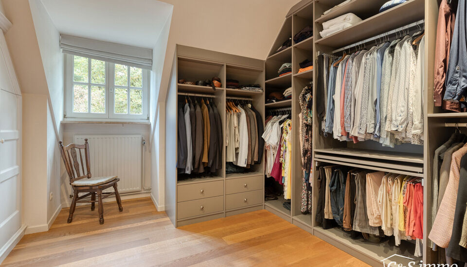 Stijlvolle en energiezuinige villa op 4.100 m² grond in een groene omgeving op wandelafstand van de Uitlegger.
In een rustige, residentiële straat, omgeven door groen en rust, bevindt zich deze ruime en goed onderhouden villa op een prachtig ZO-perceel