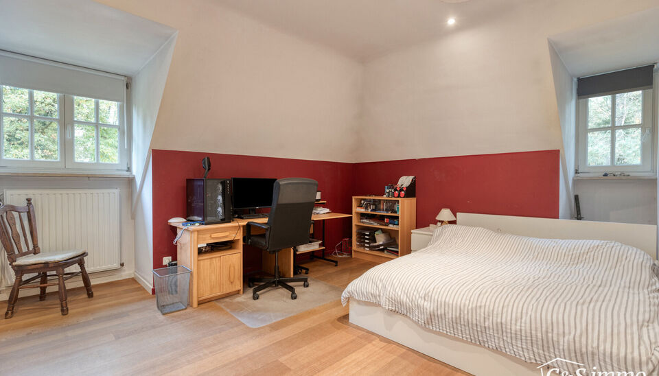 Stijlvolle en energiezuinige villa op 4.100 m² grond in een groene omgeving op wandelafstand van de Uitlegger.
In een rustige, residentiële straat, omgeven door groen en rust, bevindt zich deze ruime en goed onderhouden villa op een prachtig ZO-perceel