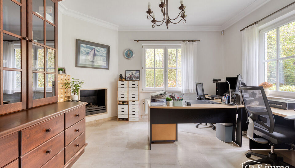 Stijlvolle en energiezuinige villa op 4.100 m² grond in een groene omgeving op wandelafstand van de Uitlegger.
In een rustige, residentiële straat, omgeven door groen en rust, bevindt zich deze ruime en goed onderhouden villa op een prachtig ZO-perceel