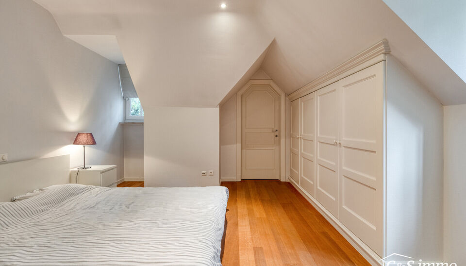 Stijlvolle en energiezuinige villa op 4.100 m² grond in een groene omgeving op wandelafstand van de Uitlegger.
In een rustige, residentiële straat, omgeven door groen en rust, bevindt zich deze ruime en goed onderhouden villa op een prachtig ZO-perceel